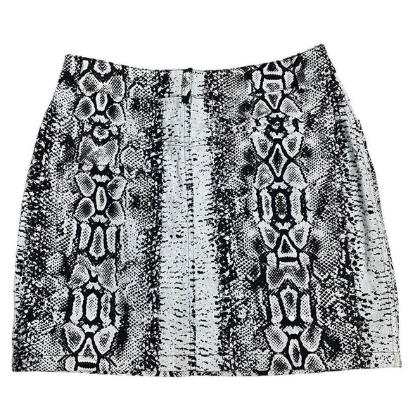 Urban Outfitters Motel Women’s Small Black Grey Snakeskin Print Mini Skirt - Picture 5 of 9